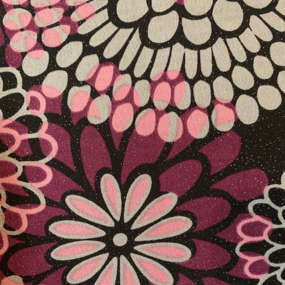 Pretty V-Neck Blouse - Picture 6 of 6